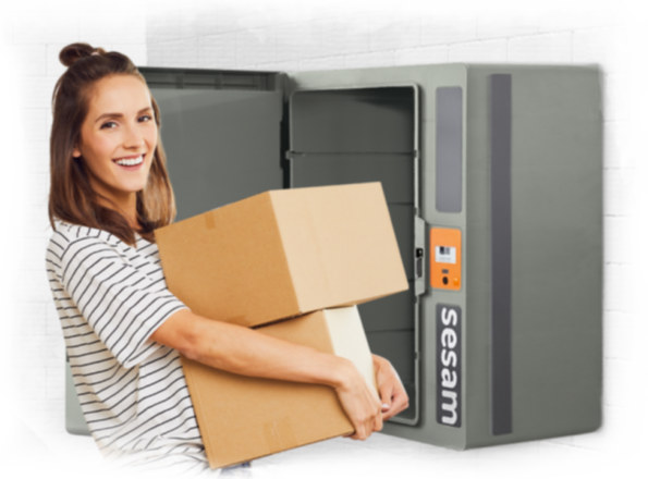 Glückliche Frau entnimmt Pakete aus Ihrer privaten Packstation, der Packstation für zuhause, der SESAM HomeBox