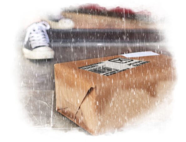 Verschmutztes Paket vor Einfamilienhaus, da keine private Paketbox bzw. Paketbox zuhause vorhanden ist