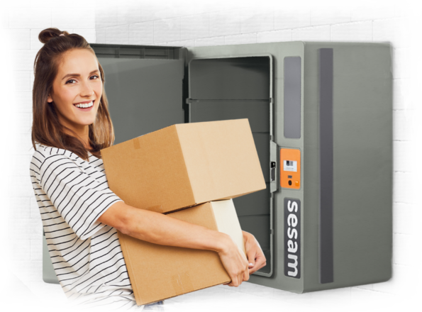 Glückliche Frau entnimmt Pakete aus Ihrer privaten
      Packstation, der Packstation für zuhause, der SESAM HomeBox