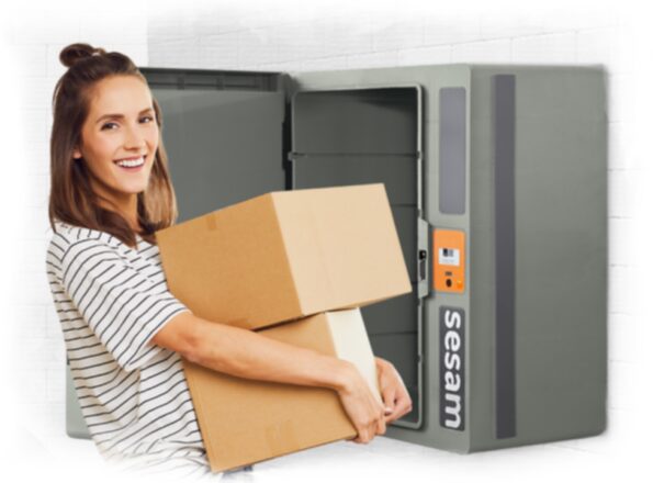 Glückliche Frau entnimmt Pakete aus Ihrer privaten Packstation, der Packstation für zuhause, der SESAM HomeBox